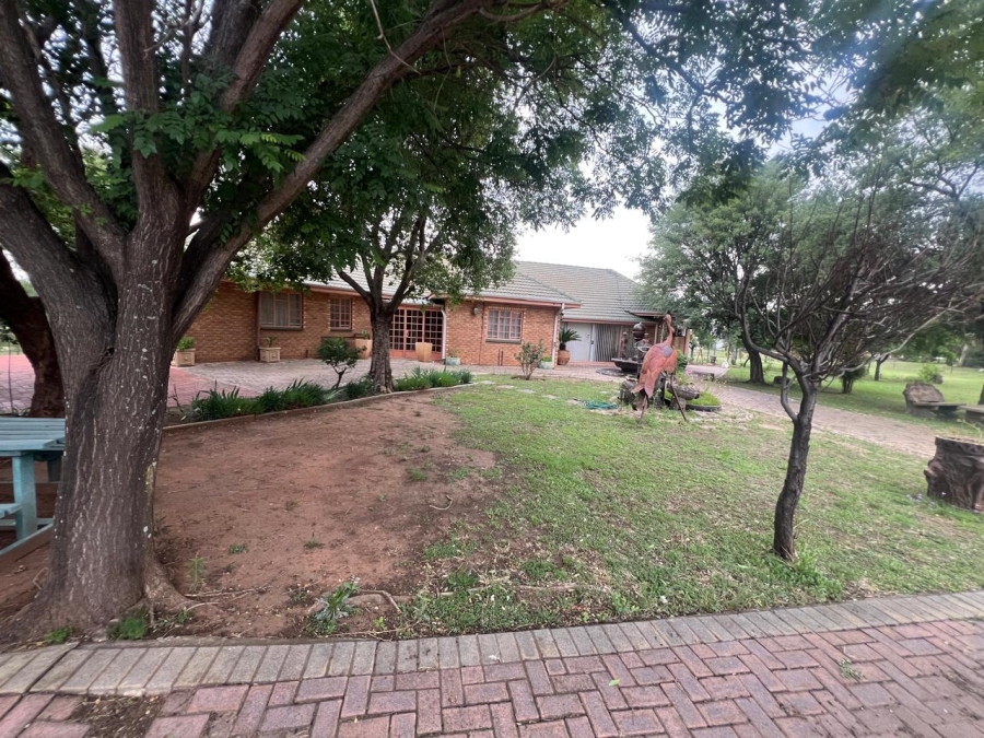 4 Bedroom Property for Sale in Hartbeesfontein AH Gauteng