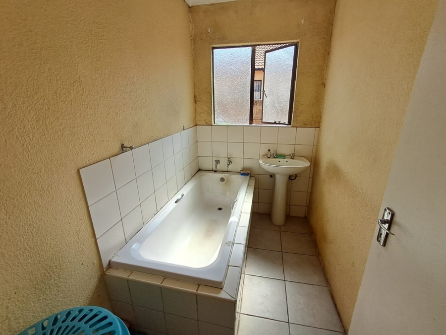 3 Bedroom Property for Sale in Unitas Park Gauteng