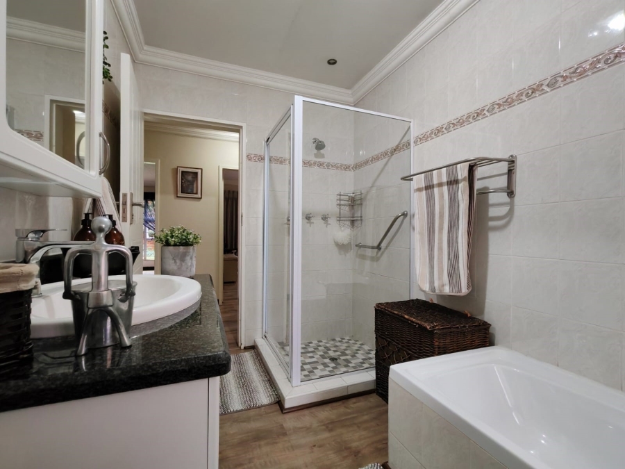 3 Bedroom Property for Sale in Three Rivers Proper Gauteng