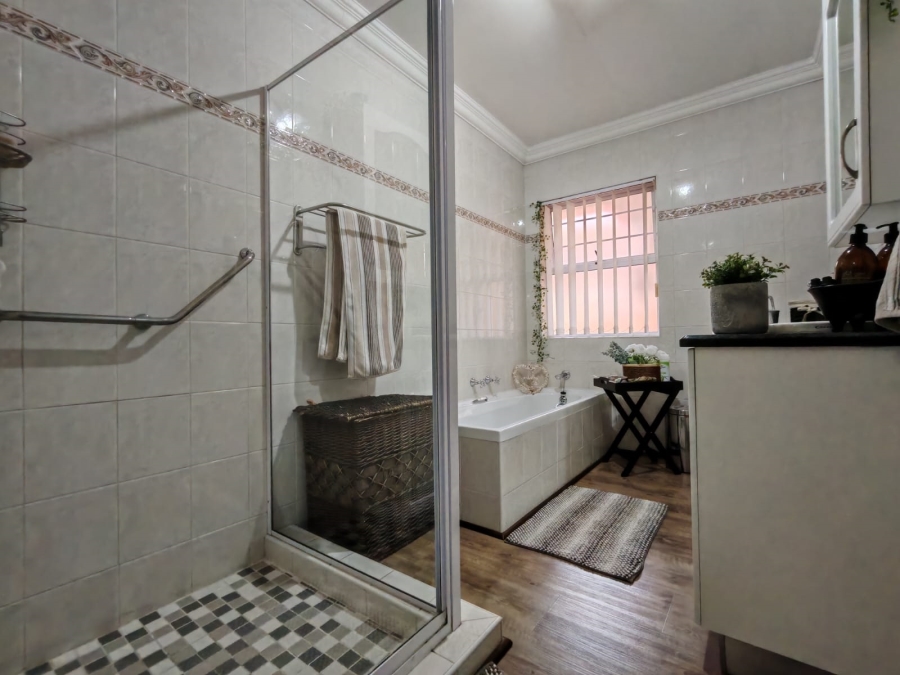 3 Bedroom Property for Sale in Three Rivers Proper Gauteng