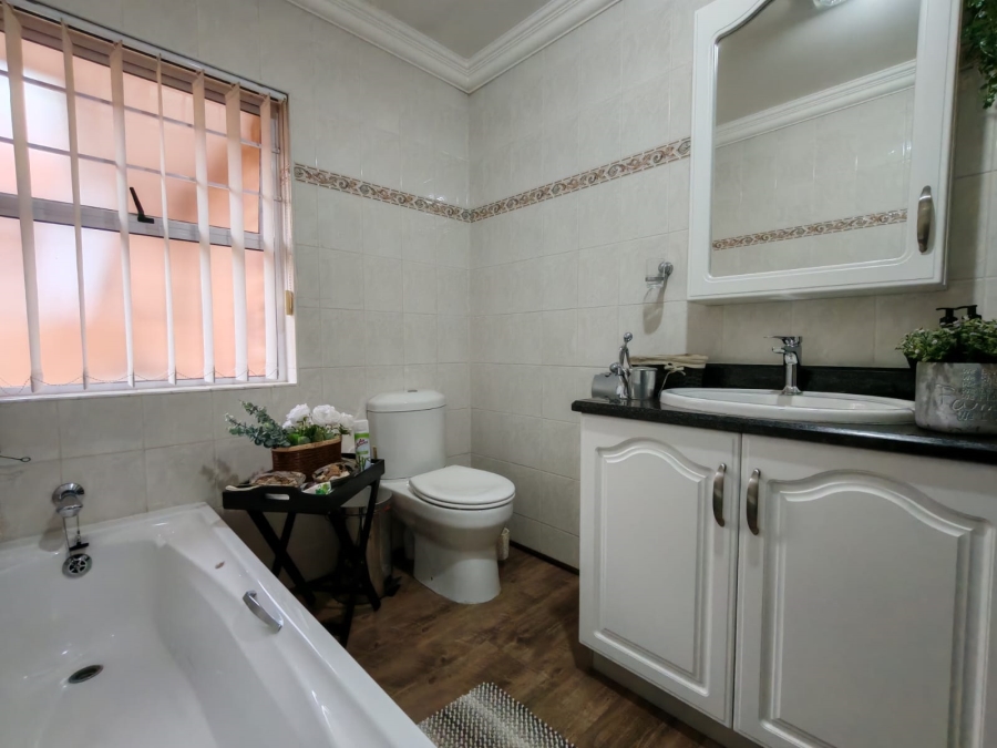 3 Bedroom Property for Sale in Three Rivers Proper Gauteng