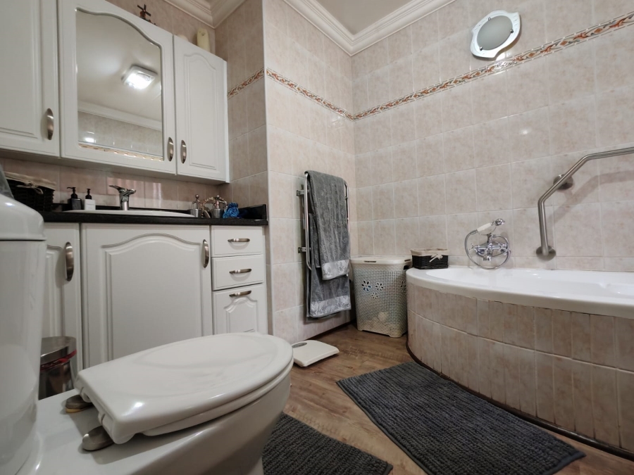 3 Bedroom Property for Sale in Three Rivers Proper Gauteng