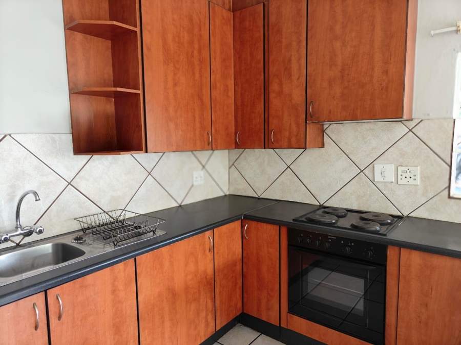 To Let 2 Bedroom Property for Rent in Unitas Park Gauteng