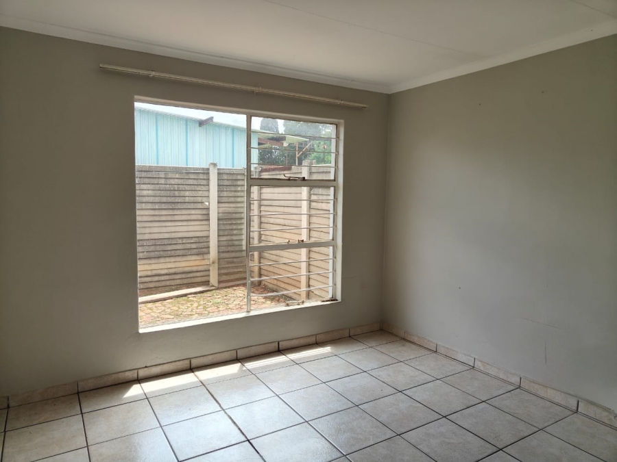 To Let 2 Bedroom Property for Rent in Unitas Park Gauteng
