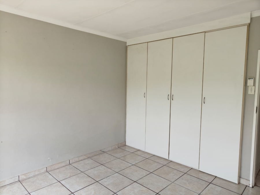 To Let 2 Bedroom Property for Rent in Unitas Park Gauteng