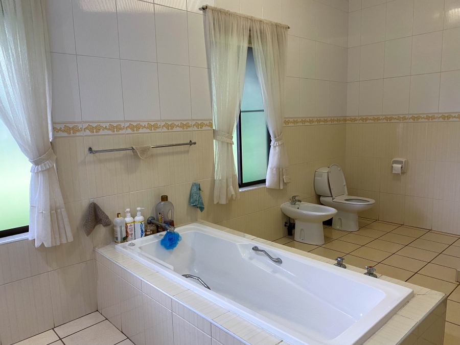 To Let 4 Bedroom Property for Rent in Zwavelpoort Gauteng