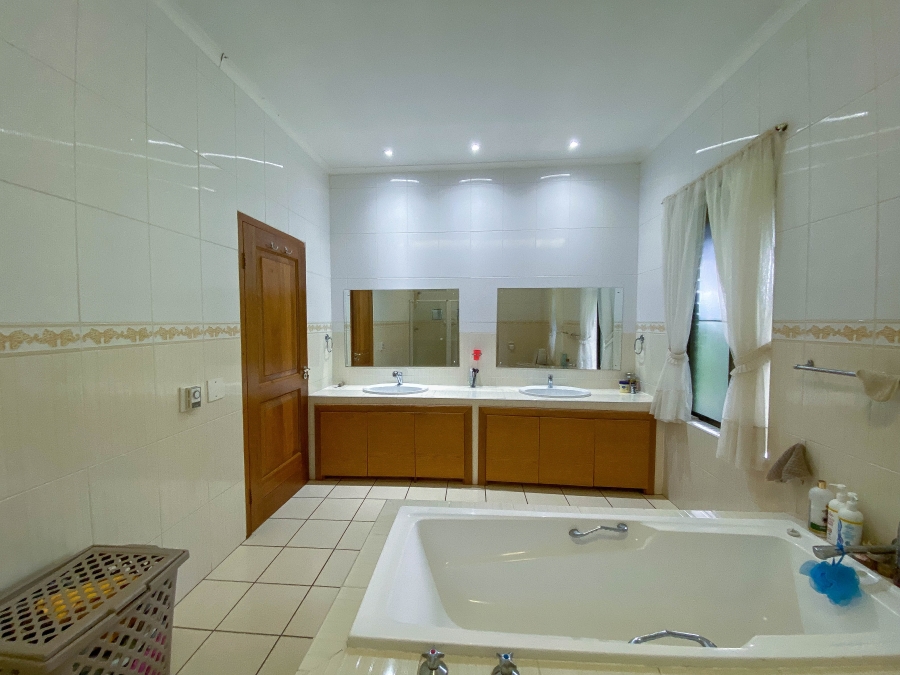 To Let 4 Bedroom Property for Rent in Zwavelpoort Gauteng