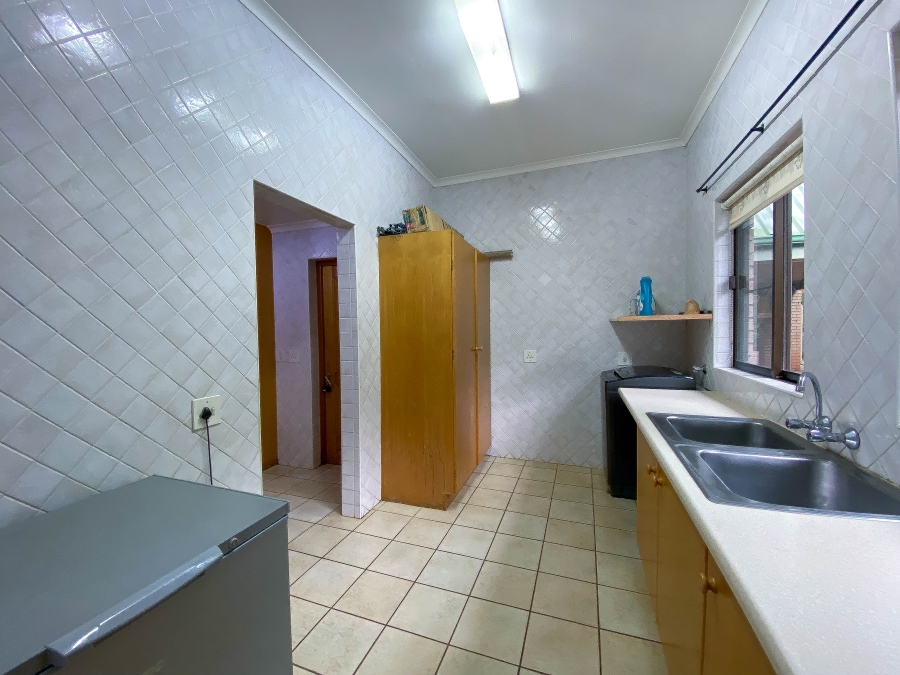 To Let 4 Bedroom Property for Rent in Zwavelpoort Gauteng