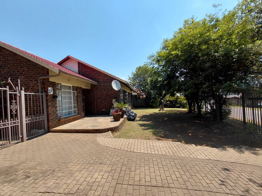 3 Bedroom Property for Sale in Birchleigh North Gauteng