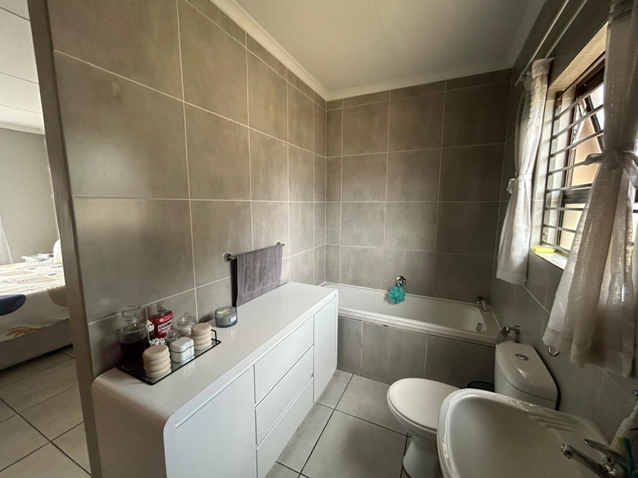 3 Bedroom Property for Sale in Kenleaf Gauteng