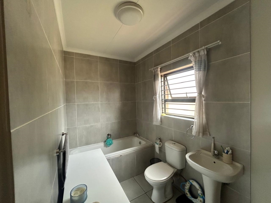 3 Bedroom Property for Sale in Kenleaf Gauteng