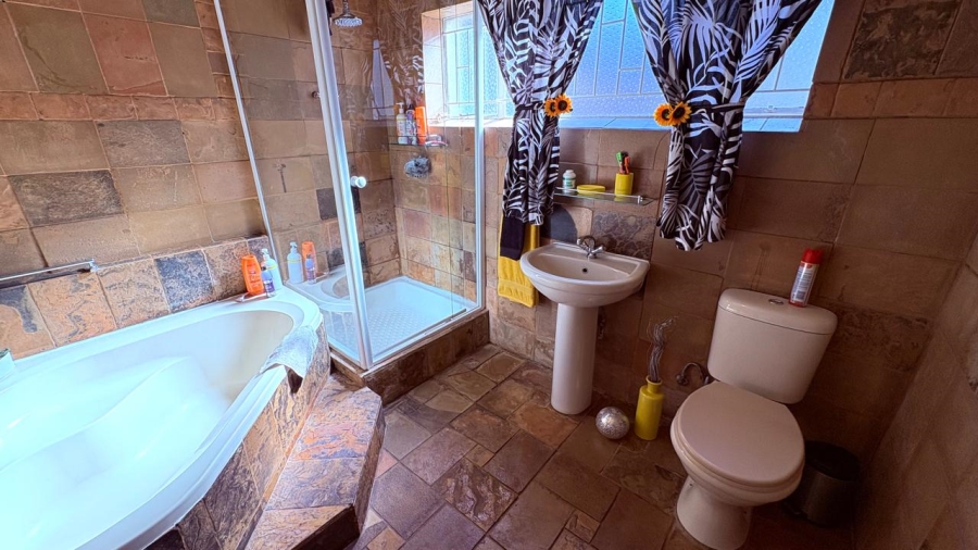 3 Bedroom Property for Sale in Kenleaf Gauteng