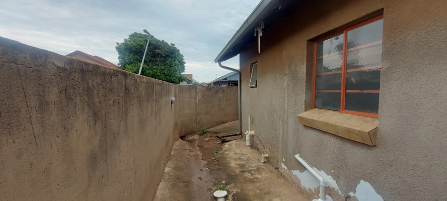 5 Bedroom Property for Sale in Tembisa Central Gauteng