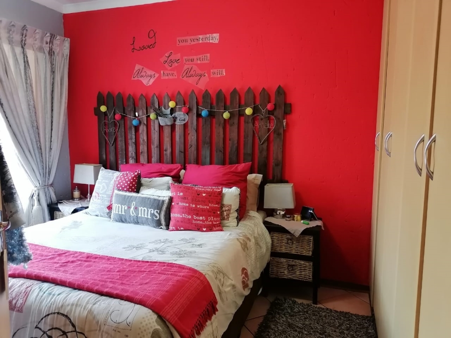 2 Bedroom Property for Sale in Glen Marais Gauteng