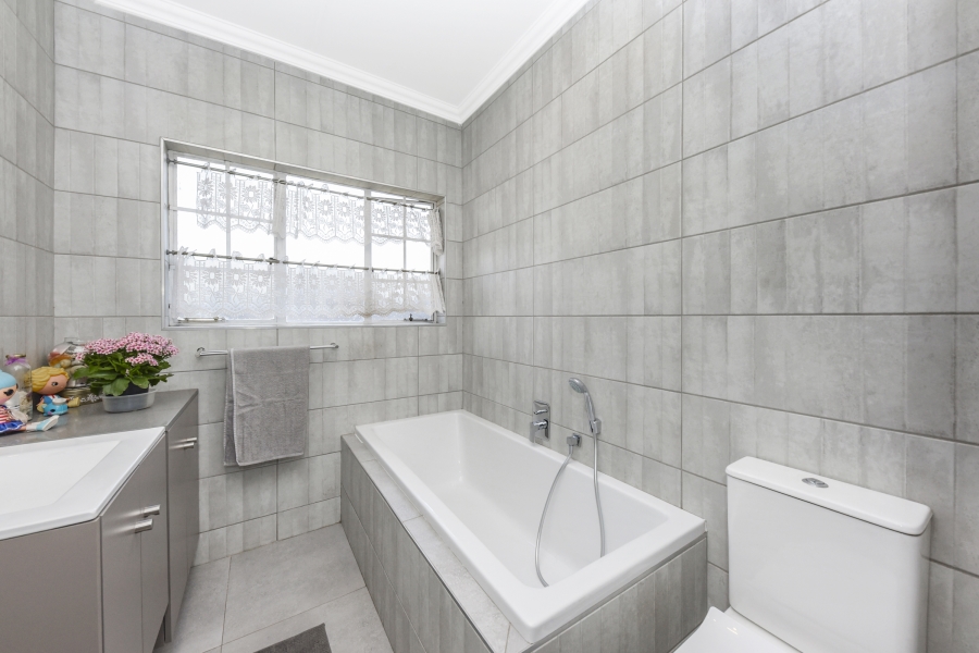 3 Bedroom Property for Sale in Mulbarton Gauteng