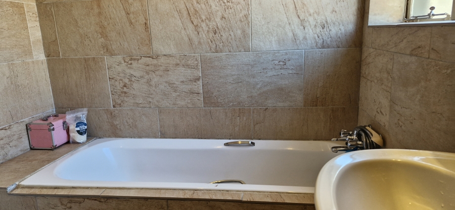 2 Bedroom Property for Sale in La Montagne Gauteng