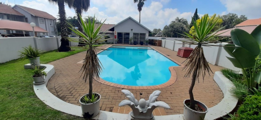 To Let 2 Bedroom Property for Rent in Glen Marais Gauteng