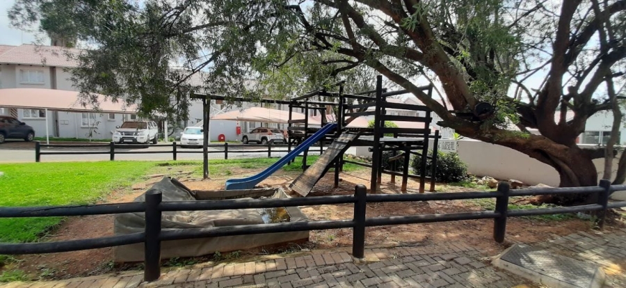 To Let 2 Bedroom Property for Rent in Glen Marais Gauteng