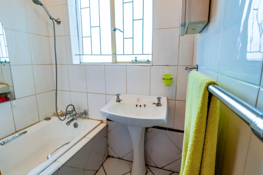 4 Bedroom Property for Sale in Rooihuiskraal Gauteng