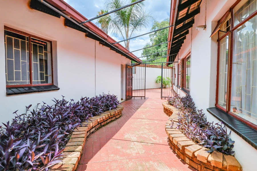 4 Bedroom Property for Sale in Rooihuiskraal Gauteng