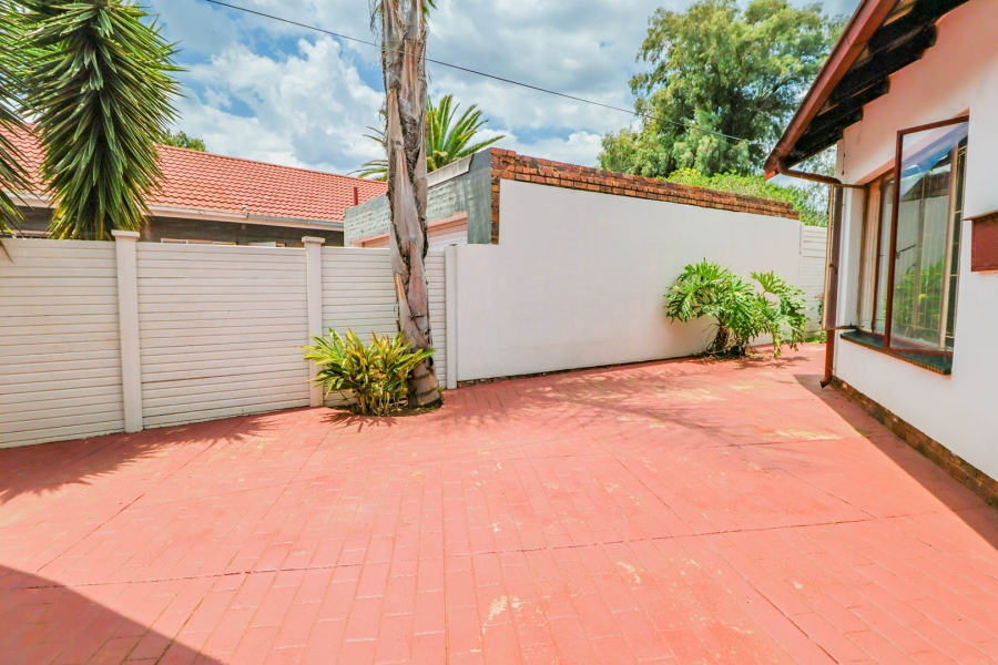 4 Bedroom Property for Sale in Rooihuiskraal Gauteng