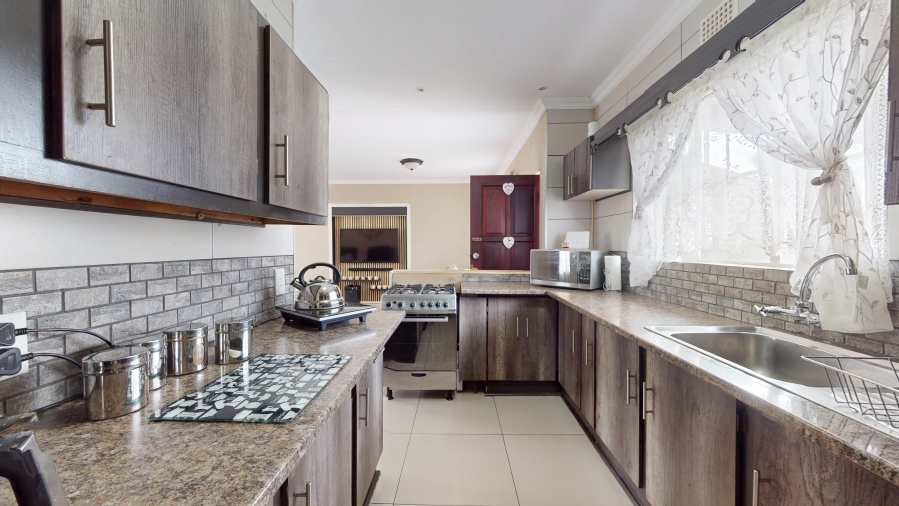 4 Bedroom Property for Sale in Goedeburg Gauteng