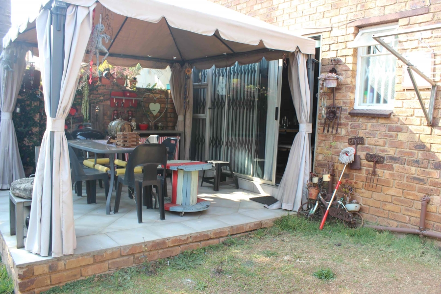 2 Bedroom Property for Sale in Glen Marais Gauteng