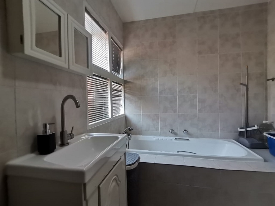 1 Bedroom Property for Sale in Mondeor Gauteng