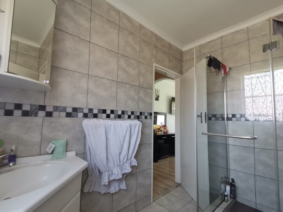 4 Bedroom Property for Sale in Mulbarton Gauteng