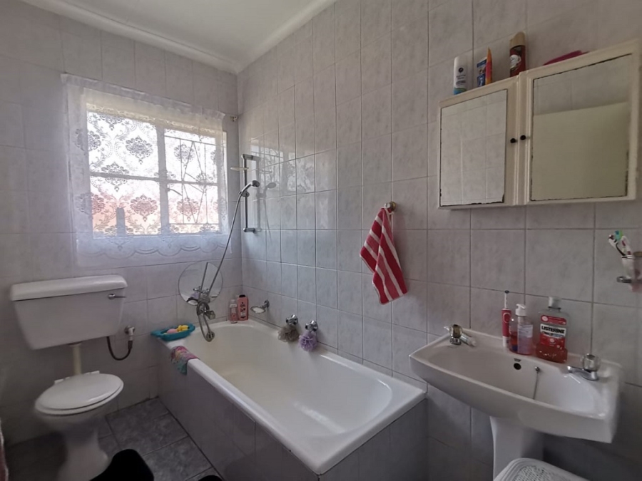 4 Bedroom Property for Sale in Mulbarton Gauteng