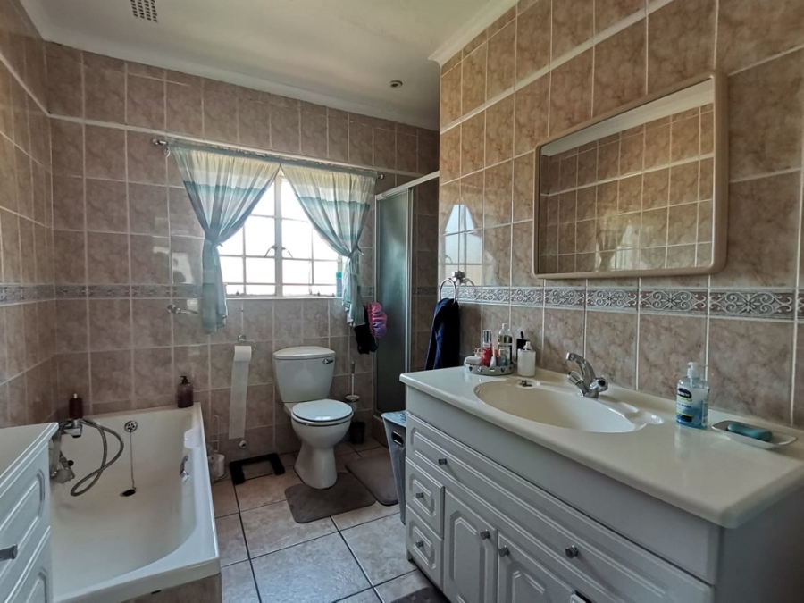 4 Bedroom Property for Sale in Bassonia Gauteng