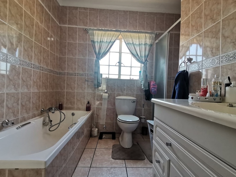 4 Bedroom Property for Sale in Bassonia Gauteng