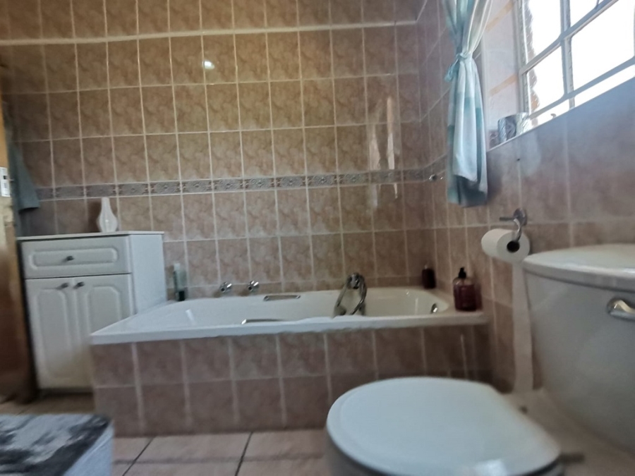 4 Bedroom Property for Sale in Bassonia Gauteng