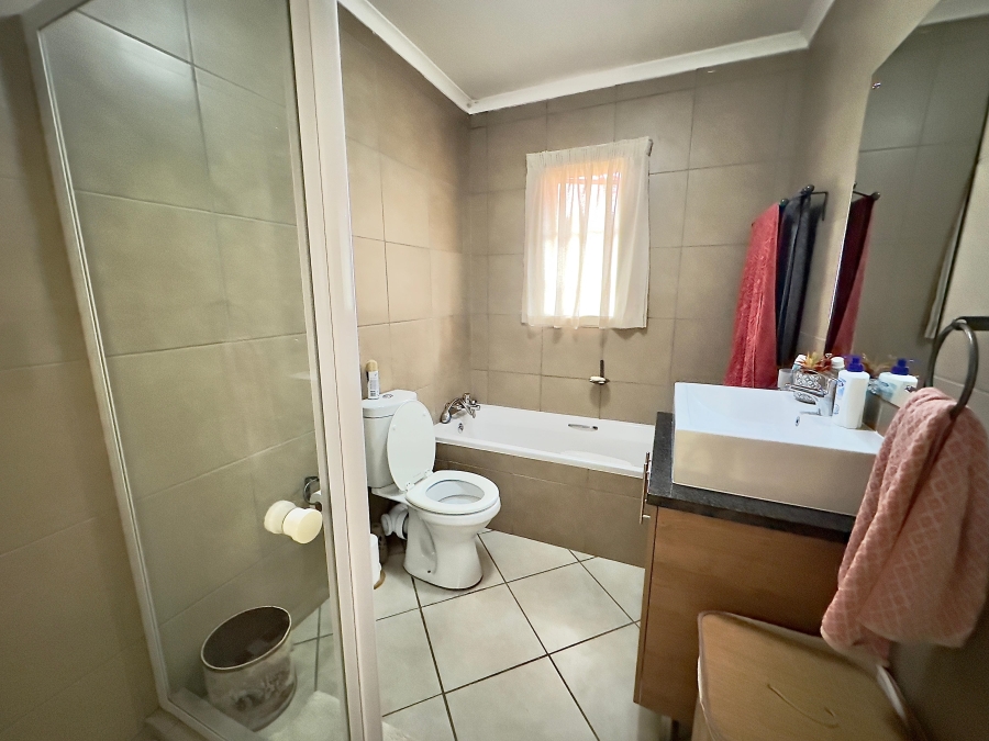 To Let 3 Bedroom Property for Rent in Monavoni Gauteng