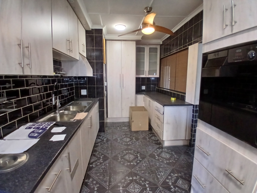 3 Bedroom Property for Sale in Klippoortje Gauteng