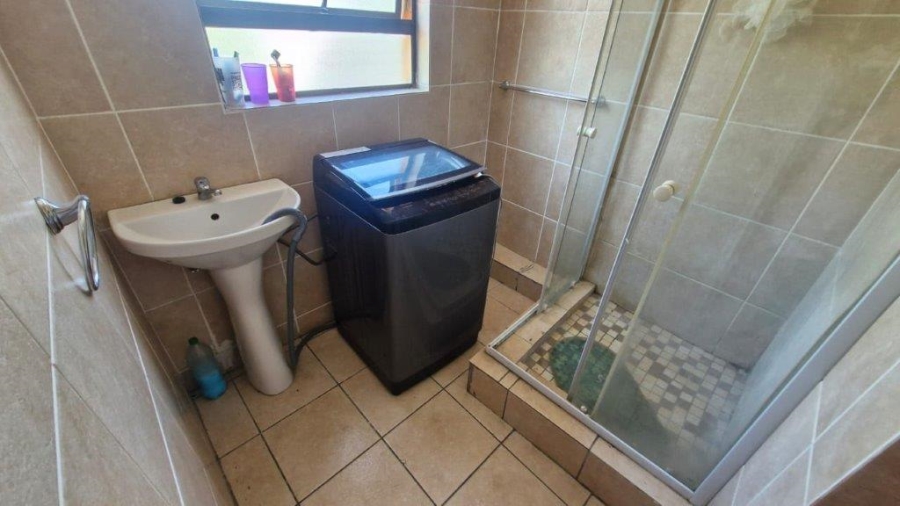 5 Bedroom Property for Sale in Brackendowns Gauteng