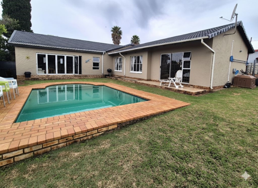 3 Bedroom Property for Sale in Brackendowns Gauteng