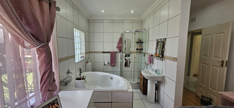 4 Bedroom Property for Sale in General Albertspark Gauteng