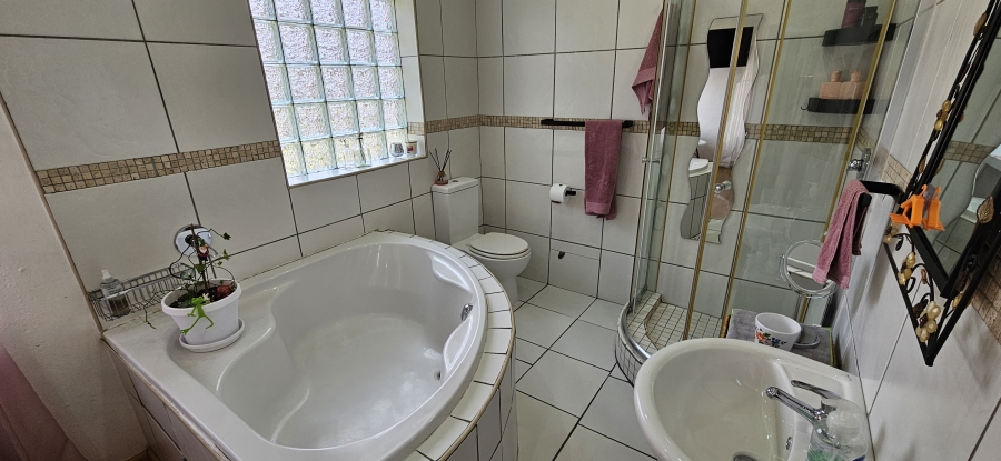 4 Bedroom Property for Sale in General Albertspark Gauteng