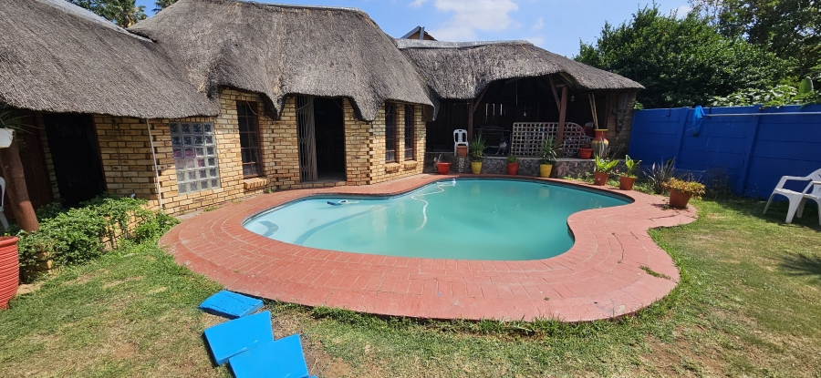 4 Bedroom Property for Sale in General Albertspark Gauteng