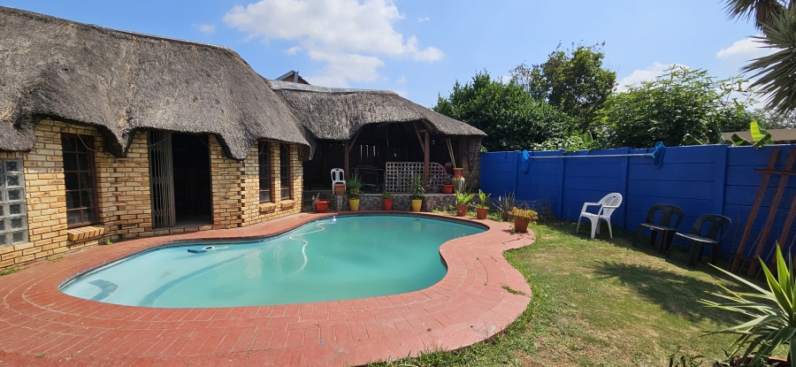 4 Bedroom Property for Sale in General Albertspark Gauteng