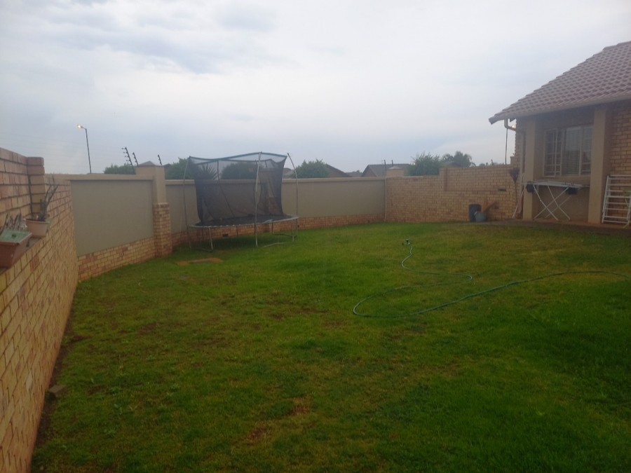 3 Bedroom Property for Sale in Monavoni Gauteng