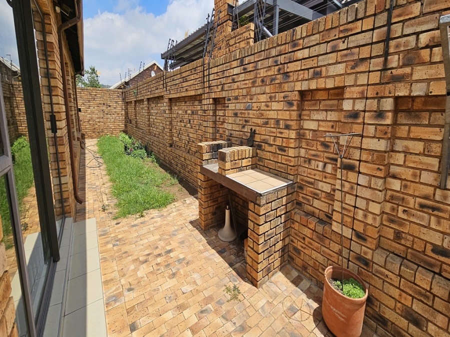 3 Bedroom Property for Sale in New Redruth Gauteng