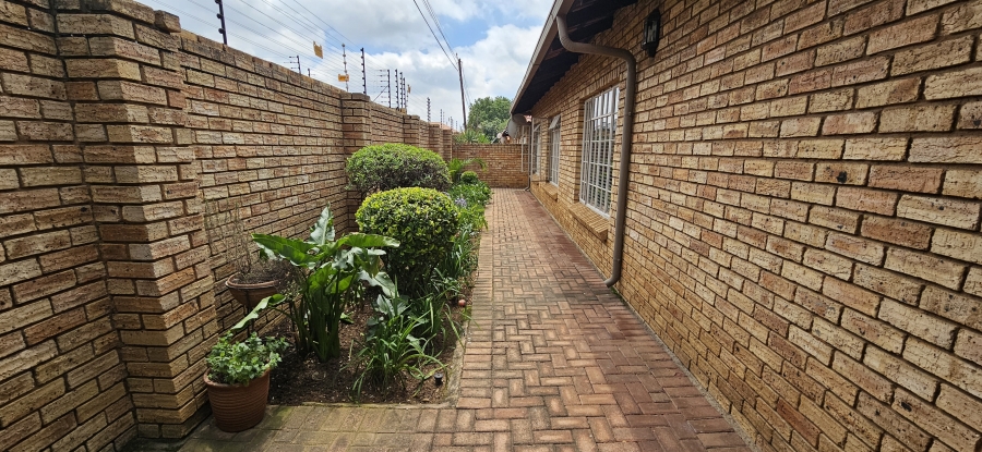 3 Bedroom Property for Sale in New Redruth Gauteng