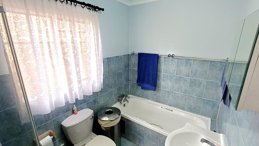 3 Bedroom Property for Sale in Die Hoewes Gauteng