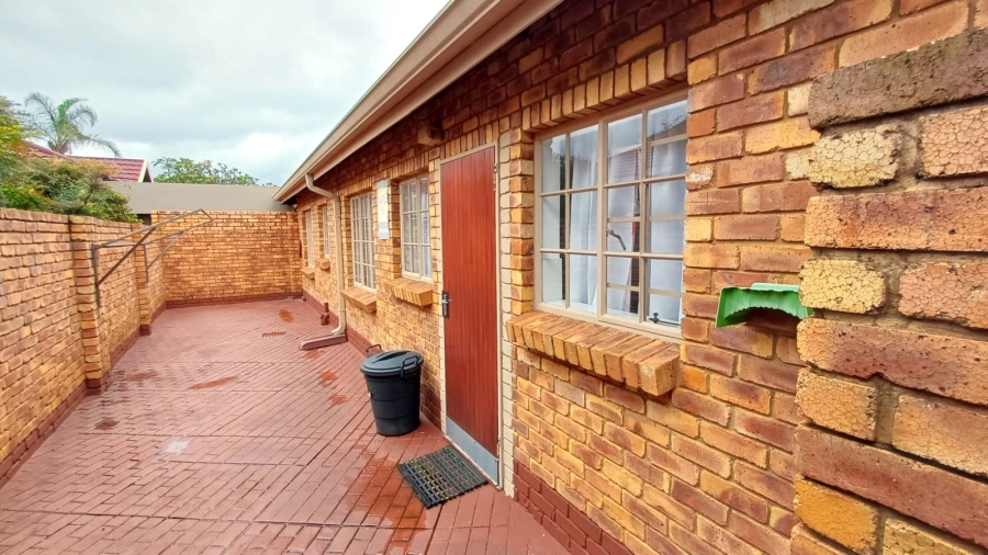 3 Bedroom Property for Sale in Die Hoewes Gauteng