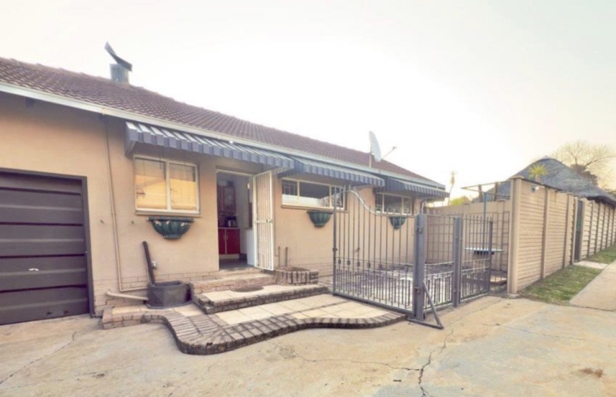 To Let 4 Bedroom Property for Rent in Dalpark Proper Gauteng