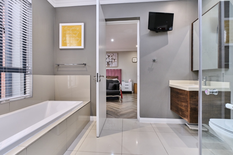 To Let 5 Bedroom Property for Rent in Waterfall Country Village Gauteng