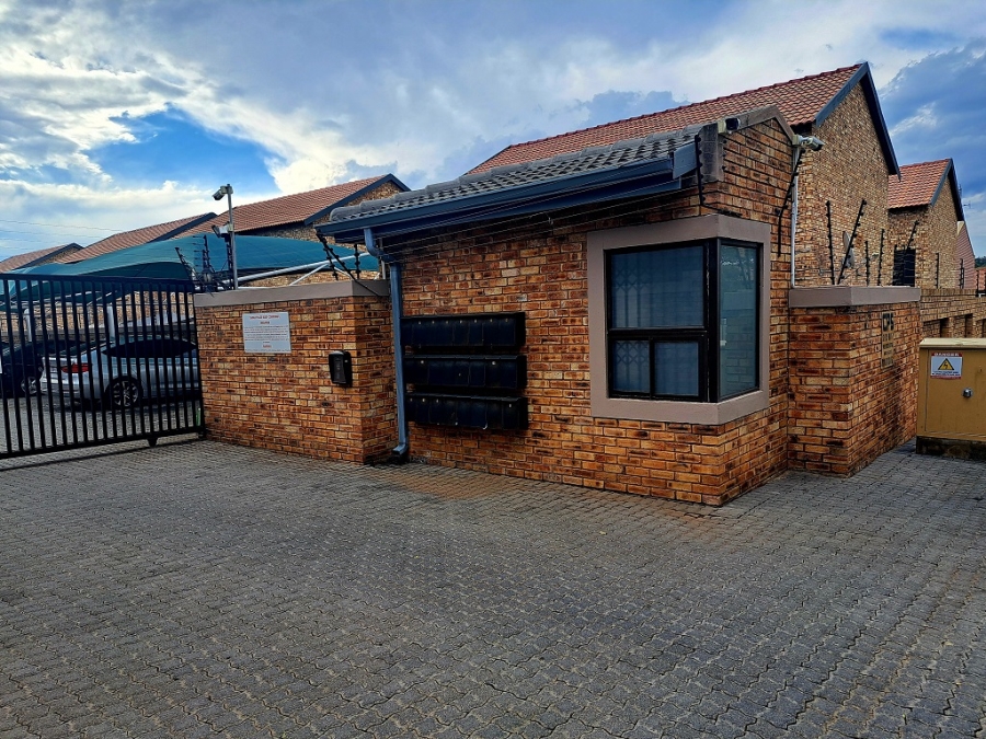 To Let 2 Bedroom Property for Rent in New Redruth Gauteng