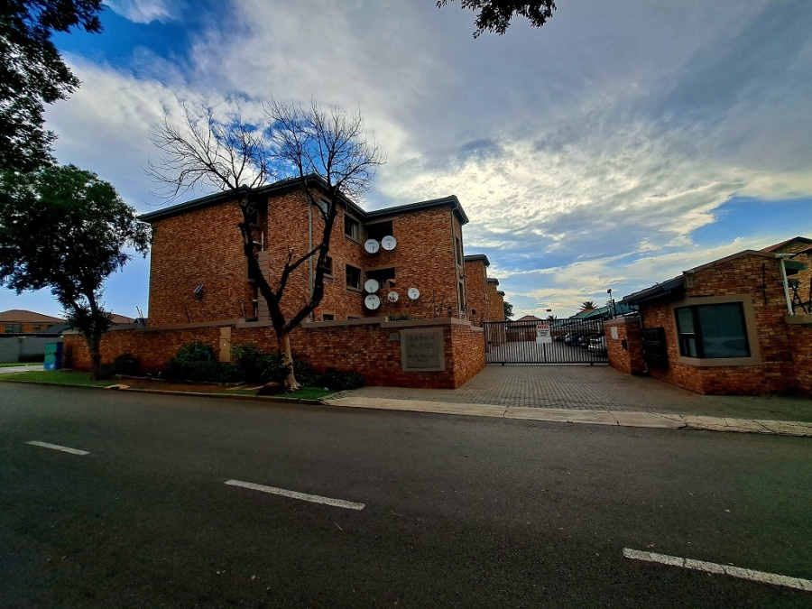 To Let 2 Bedroom Property for Rent in New Redruth Gauteng